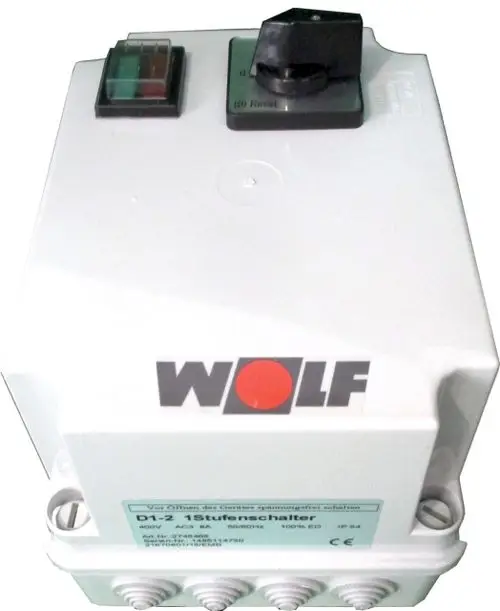 Wolf-Schalter in weißer Gehäusefarbe mit einem Drehknopf und einer LED-Anzeige. Angeschlossen über drei Klemmen an der Unterseite.